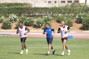 El míster, corriendo con Morcillo y Michel.