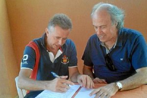 Momento de una firma para la historia.