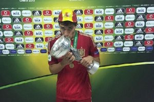 Antonio Marín con la copa de campeón del Europeo.