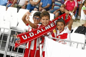Cada día más niños reciben como regalo la camiseta del Almería.