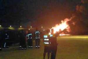 Imágenes del fuego en el yate y de los trabajos de bomberos y Salvamento Marítimo la madrugada del domingo. 