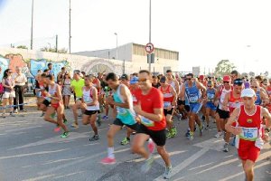 Los corredores tomando la salida.