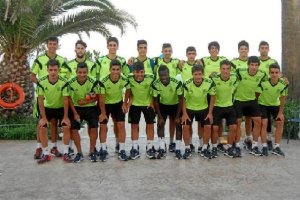 Antonio Marín en el centro, agachado, ante la final de su vida.
