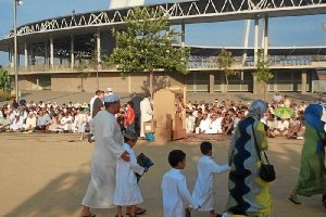 Una familia musulmana acude a la oración en la capital.