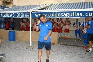 El entrenador del Almería tiene la cabeza llena de fútbol.
