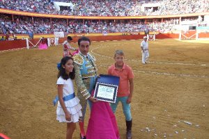 Enrique Ponce recibe una placa de la Peña Taurina de Roquetas, por su XXV aniversario de su alternativa