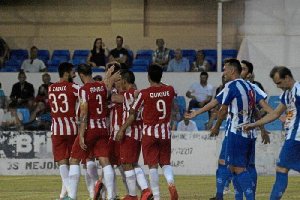 Los jugadores del Almería celebrando el gol de Cristóbal.