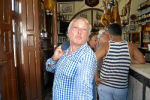 El Peke, haciendo su famoso número de Rapahel frente a la barra de Casa Puga, uno de sus escenarios preferidos.