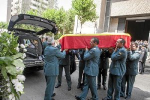 Tras la misa, el féretro con el cuerpo del agente de la Guardia Civil es introducido en el coche fúnebre para su traslado al tanatorio. 