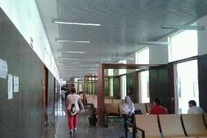 Usuarios en el centro de salud Nicolás Salmerón (antiguo Hospital Provincial).