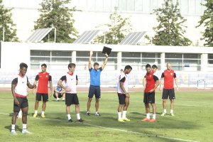 De Quintana es el que ordena en el balón parado.