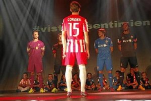 Corona seguirá luciendo el número 15 en su camiseta.