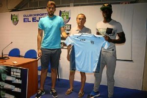 García y Dominique presentados en la sede celeste.