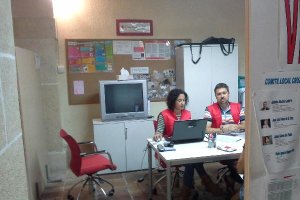 Personal de Cruz Roja atiende a familias en vulnerabilidad.