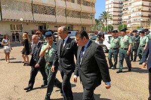 autoridades y mandos tras visitar la zona del siniestro