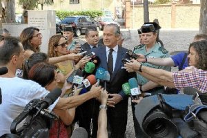 Arsenio Fernández de Mesa atiende a los medios en la Comandancia de Almería