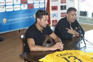 Alberto Benito presentando a Casto Espinosa.