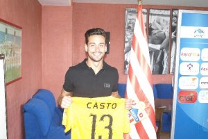 Casto Espinosa con la camiseta y la bandera del Almería.