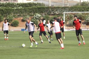 Fernando Soriano conduce la pelota en el partidillo.