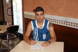Firmando contrato con el club celeste.