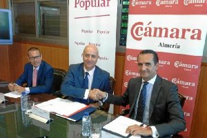 Firma del convenio por Diego Martínez y Jaime Lobo