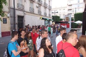 Aficionados rojiblancos que no pudieron entrar a la presentación de la equipación en el Teatro Cervantes.