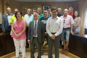 Alcalde, concejal y sindicatos tras firmar el acuerdo.
