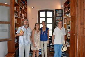 Despacho de Valente ayer con organizadores y participantes en el homenaje.