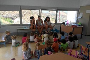 Los pequeños durante un rato de lectura de cuentos. 