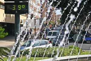 Un termómetro marca la temperatura registrada en la capital en los últimos días.