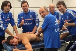 Parte del equipo médico del Madrid, con Cristiano.