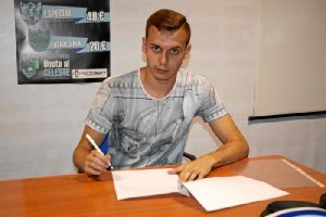 El nuevo delantero firmando su contrato.