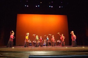 Actuación de la Escuela de Danza y Folclore La Traiña