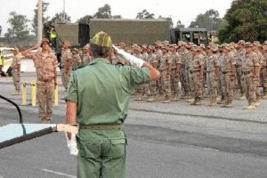 El capitán Rodríguez saluda al general Martín Cabrero en el Aeropuerto de Almería