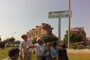 El alcalde Luis Rogelio Rodríguez-Comendador, María Ángeles Carretero y algunos de sus nietos en la glorieta.