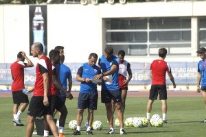 Sergi y De Quintana mirando la lista.