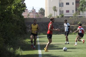 Víctor Fortes, de blanco, en un entreno de la pasada temporada.
