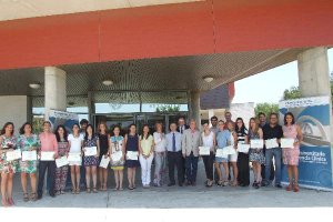 Directora académica, codirector y profesores de la UAL, junto a los alumnos participantes