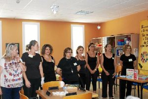 Los profesionales del centro de día, explicando los servicios y prestaciones.