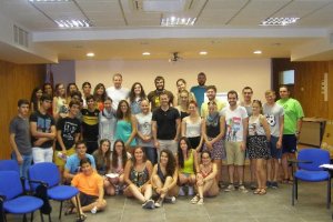 Jóvenes durante la inauguración del proyecto en Purchena.