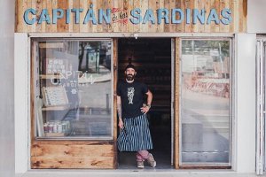 El capitán en su tienda bar de mismo nombre