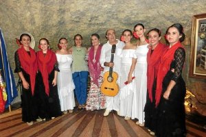 Alumnas de 2º curso del Conservatorio de Danza ‘Quina Jiménez’, con su profesora Marina Rodríguez y el guitarrista Antonio García ‘El Niño de las Cue