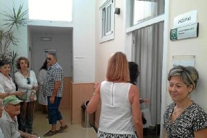 Usuarias de un centro de salud de la capital ante la consulta de vacunación. 