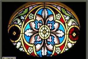 Los motivos de las vidrieras no son solo decorativos, sino religiosos. 