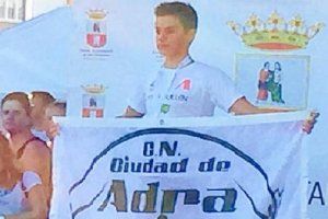 El nadador abderitano en el podio.