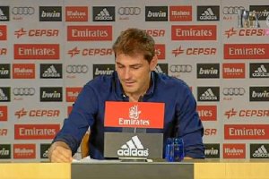 Casillas leyendo el comunicado de su despedida.
