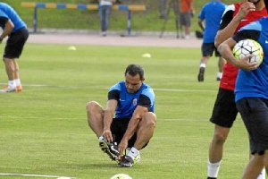 Sergi Barjuan se pone las botas antes de un entrenamiento.