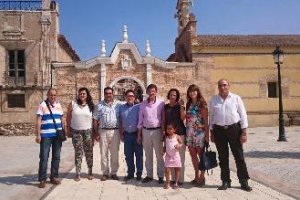 Alcaldesa y parlamentarios ante el monumento