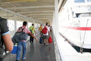 Pasajeros en el puerto de Almería durante la vigente Operación Paso del Estrecho. 