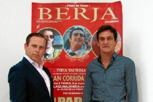 Los diestros Torres Jerez y Olivencia posando ante el cartel de la feria taurina virgitana. 
